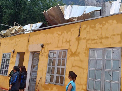 Dông lốc, mưa đá gây thiệt hại nhiều nhà dân, trường học ở Lào Cai