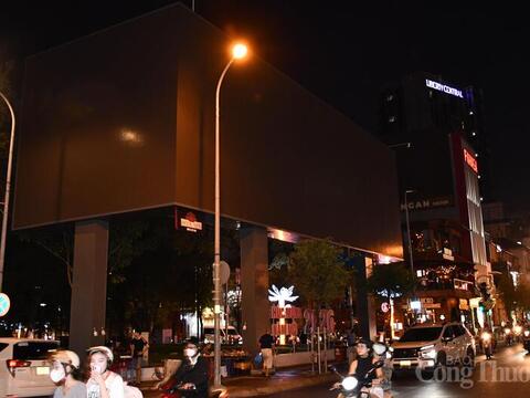 Tiết kiệm điện, hàng loạt biển quảng cáo lớn tắt điện sau 22 giờ