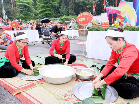 Rộn ràng thi gói bánh chưng, giã bánh giầy tại Đền Hùng