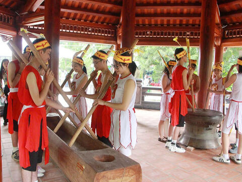 Trình diễn trống đồng, đâm đuống ‘hút’ khách tại Đền Hùng