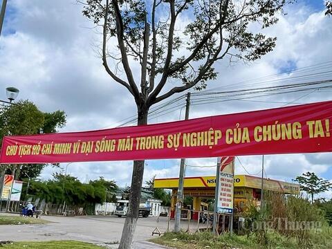 Cần Thơ: Rực rỡ cờ hoa mừng sinh nhật Bác trên nhiều tuyến phố