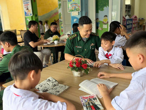 Tủ sách biên phòng gieo mầm văn hóa đọc cho học sinh vùng biên