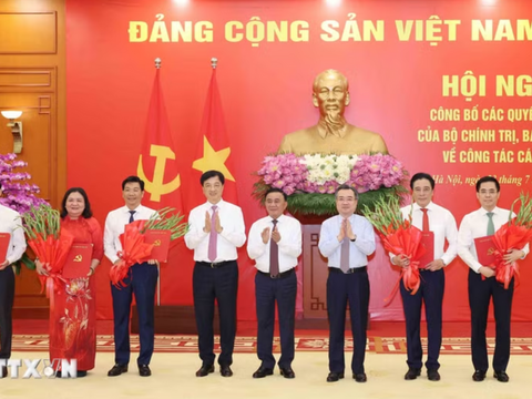Công bố các quyết định của Bộ Chính trị, Ban Bí thư về công tác cán bộ