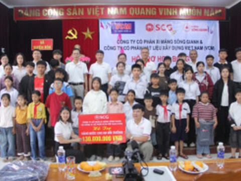Xi măng Sông Gianh và VCM trao học bổng cho học sinh khó khăn tại Quảng Trị