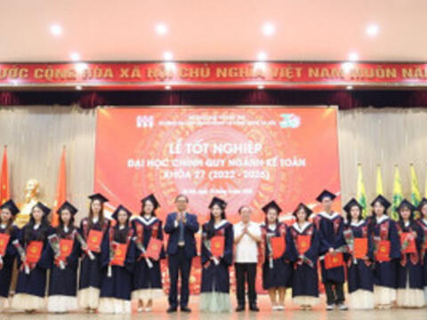 614 tân cử nhân ngành Kế toán nhận bằng tốt nghiệp
