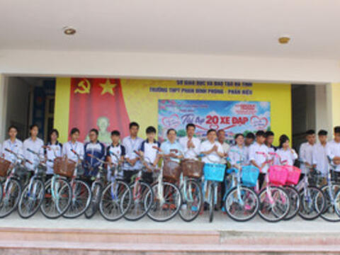 Báo GD&TĐ trao xe đạp, tiếp sức học sinh khó khăn Hà Tĩnh đến trường