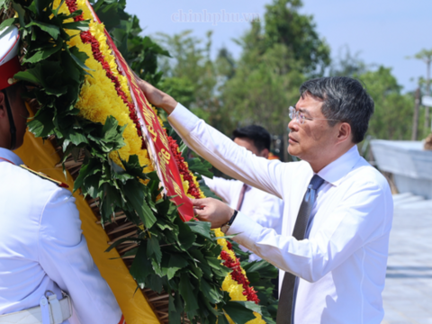 Thủ tướng dâng hương tưởng niệm tại Di tích Quốc gia đặc biệt Đường Hồ Chí Minh trên biển