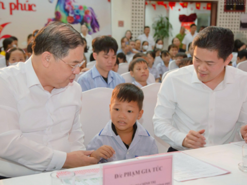Phó Thủ tướng Thường trực Phạm Gia Túc thăm, tặng quà bệnh nhi dịp Tết Trung thu