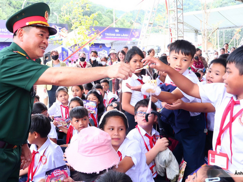 Đà Nẵng: Mang Trung thu, trao yêu thương, đến với trẻ em vùng biên
