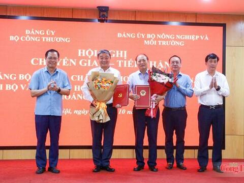 Đảng ủy Bộ Công Thương tiếp nhận 2 tổ chức cơ sở đảng từ Đảng ủy Bộ Nông nghiệp và Môi trường
