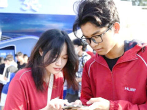 Người trẻ dẫn nhịp hành trình thanh toán số