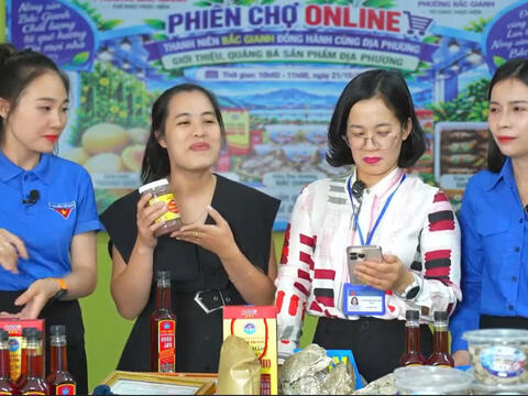 Bí thư phường ở Quảng Trị lên sóng livestream, nông sản địa phương hút khách