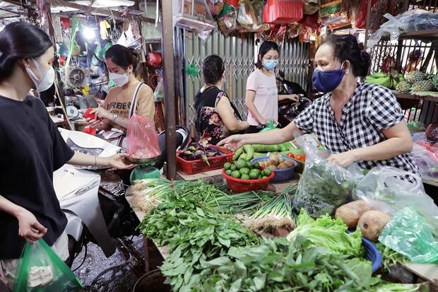 Nắng nóng, thực phẩm giải nhiệt hút khách dù giá tăng mạnh