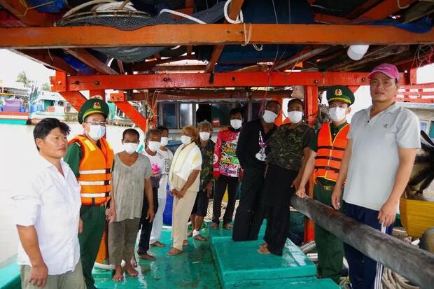 Cà Mau: Kịp thời cứu 8 người nước ngoài gặp nạn trên biển