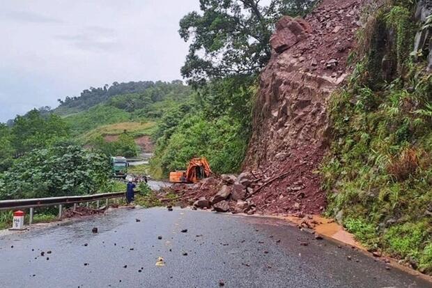 Thủ tướng yêu cầu hỗ trợ, khôi phục sản xuất kinh doanh sau bão lũ