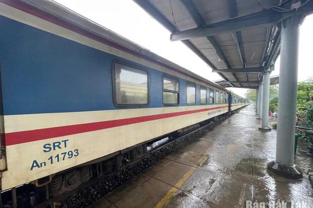 Ngành đường sắt tạm dừng nhiều đoàn tàu do mưa lũ