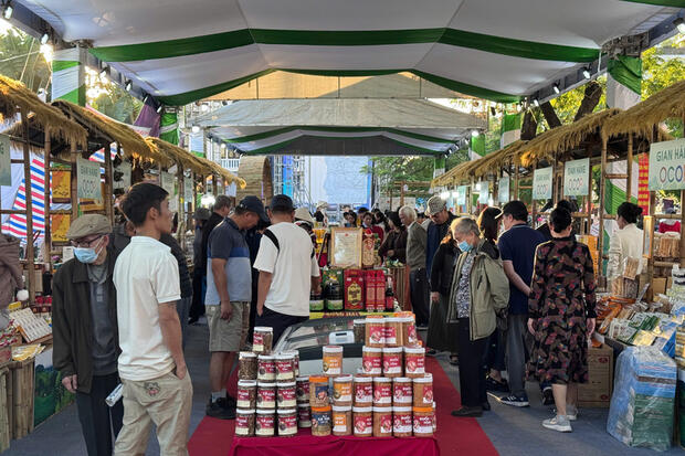 Sản phẩm OCOP, ‘điểm chạm văn hóa’ trong du lịch nông thôn