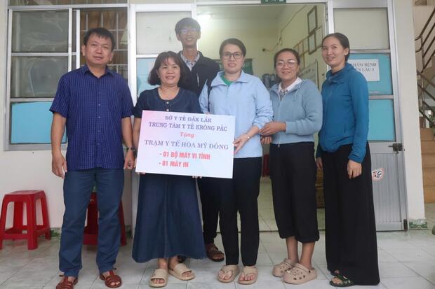 Trung tâm Y tế Krông Pắc hỗ trợ trang thiết bị cho các trạm y tế bị thiệt hại do mưa lũ