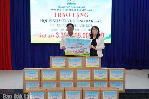 Tặng hơn 217.000 bản sách giáo khoa cho học sinh vùng lũ