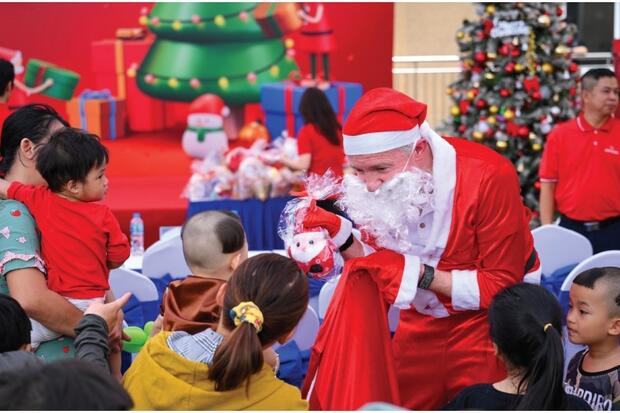 Prudential trao 2.600 phần quà Giáng sinh cho bệnh nhi tại TP HCM và Hà Nội