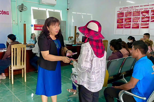 Gia Lai: Công sở rộn ràng ngày đầu xuân, người dân được nhận lì xì