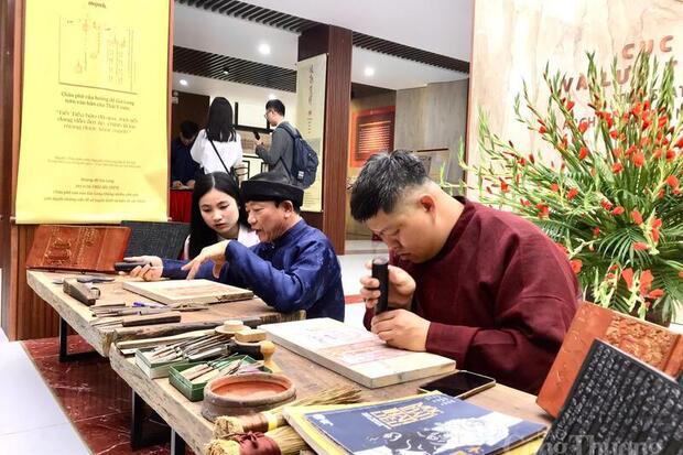 Trải nghiệm di sản tư liệu qua 'Thưởng lãm Châu phê - Lưu dấu Mộc bản'