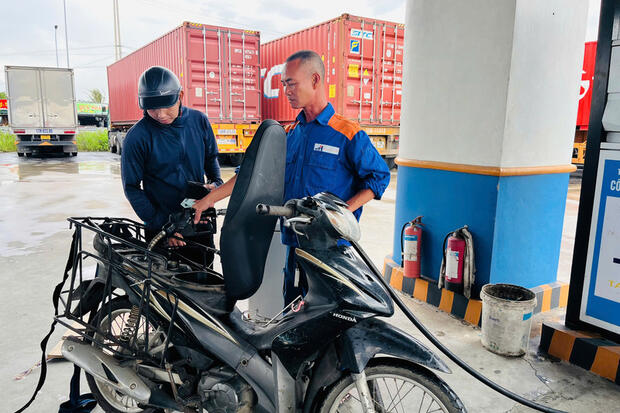 Giá xăng dầu hôm nay 5/3/2026: Hạ nhiệt sau tín hiệu đàm phán