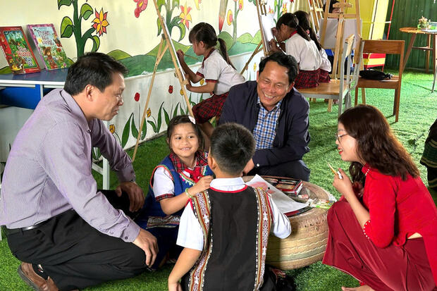 Quảng Ngãi: Học sinh đồng bào Xơ Đăng vẽ tranh cổ động bầu cử