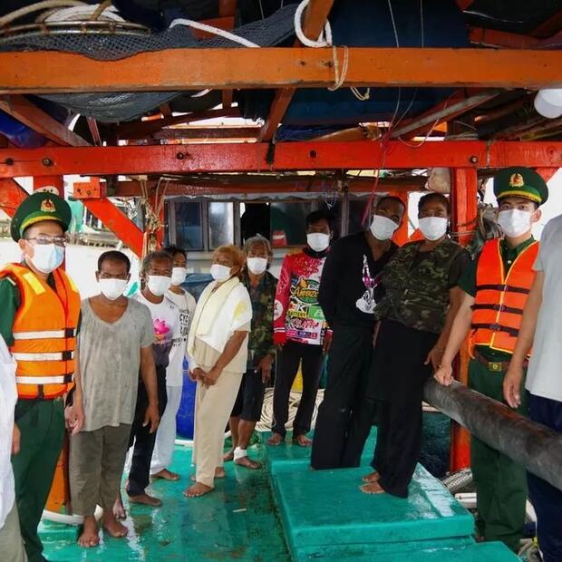 Cà Mau: Kịp thời cứu 8 người nước ngoài gặp nạn trên biển