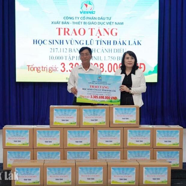 Tặng hơn 217.000 bản sách giáo khoa cho học sinh vùng lũ