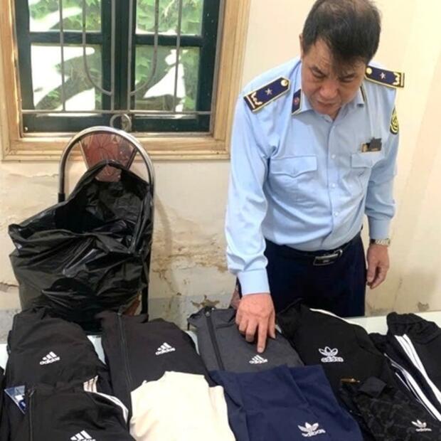 Sơn La: Tạm giữ nhiều quần áo, giày dép có dấu hiệu giả mạo nhãn hiệu
