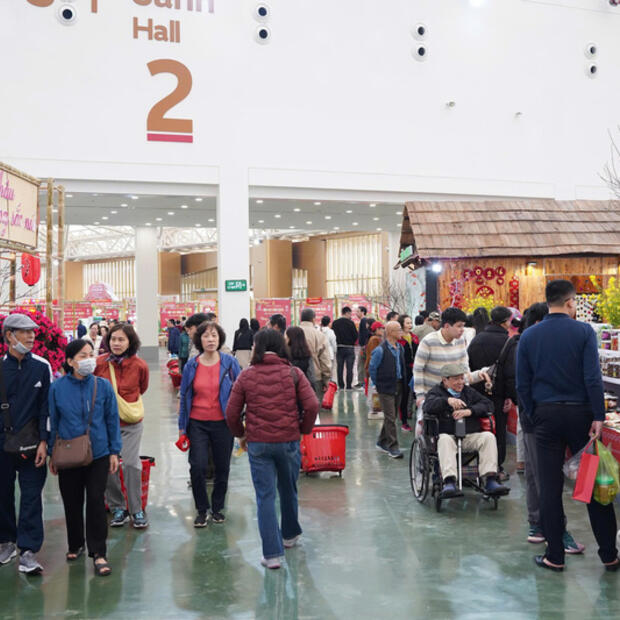 Chùm ảnh: Du khách nườm nượp đổ về Hội chợ Mùa Xuân 2026