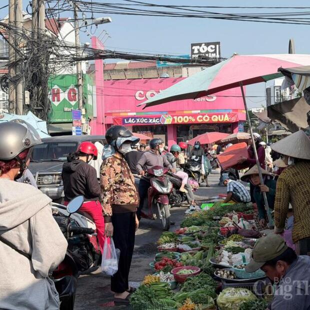 TP. Hồ Chí Minh: Chợ truyền thống nhộn nhịp ngày tiễn ông Táo về trời