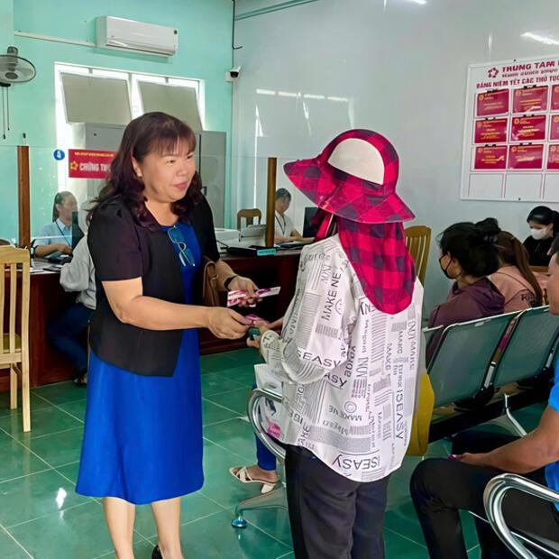 Gia Lai: Công sở rộn ràng ngày đầu xuân, người dân được nhận lì xì