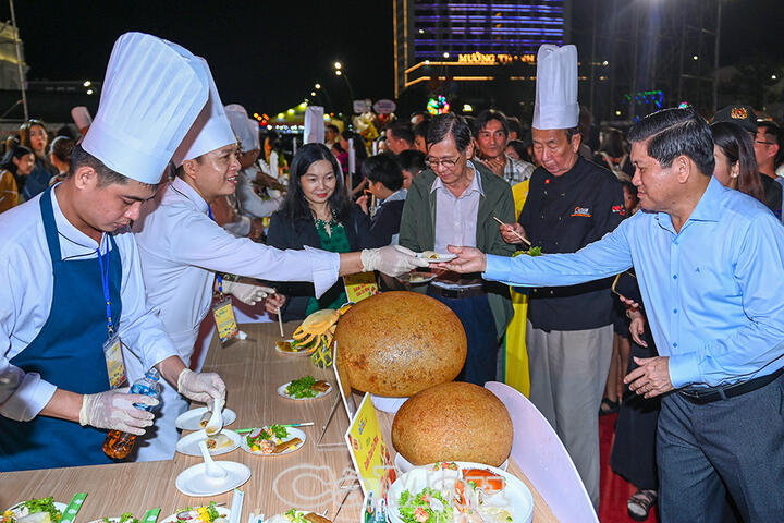 Khai mạc Quảng diễn các món ngon từ cua Cà Mau kết hợp đặc sản 34 tỉnh, thành phố