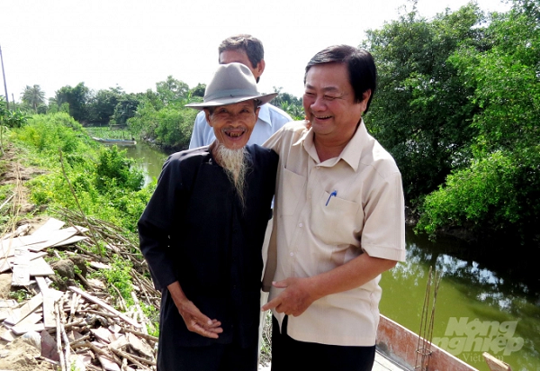 Bộ trưởng Lê Minh Hoan cho rằng muốn giữ chân nhiều người nông dân ở lại với nông thôn thì cần tạo ra nhiều ngành nghề mới ngay trong nông thôn. Ảnh: Lê Hoàng Vũ.