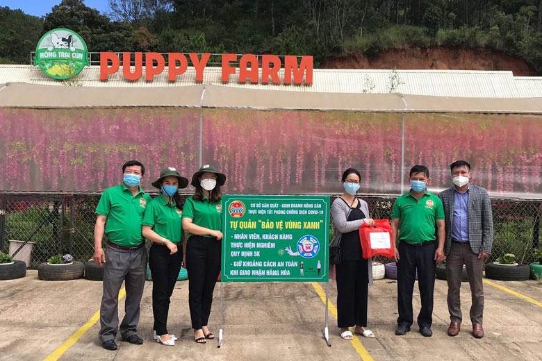 Đại diện Hội Nông dân Đà Lạt  và các ban, ngành thành phố trao bảng đăng ký “vùng xanh” tại các cơ sở sản xuất,  kinh doanh nông sản