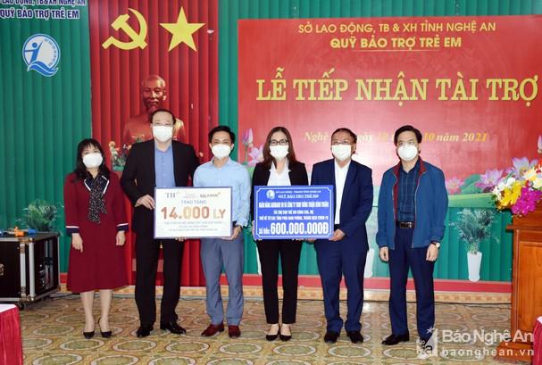 Tiếp nhận hỗ trợ, trao quà cho trẻ em từ các tỉnh phía Nam về quê tránh dịch