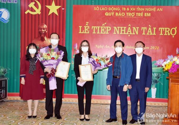 Tiếp nhận hỗ trợ, trao quà cho trẻ em từ các tỉnh phía Nam về quê tránh dịch