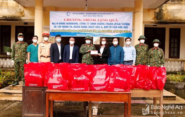 Tiếp nhận hỗ trợ, trao quà cho trẻ em từ các tỉnh phía Nam về quê tránh dịch