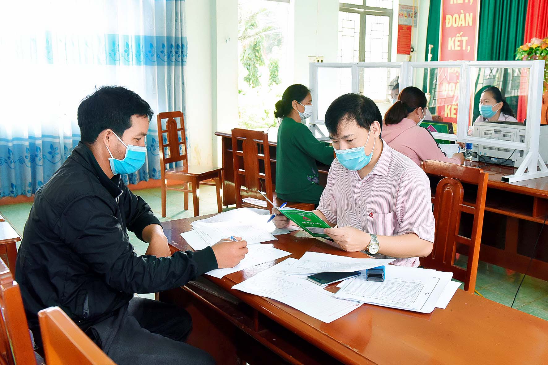 7.Chi nhánh Ngân hàng chính sách huyện Ia Grai giải ngân vốn vay ưu đãi giúp hội viên nông dân có nguồn vốn vay ưu đãi để phát triển sản xuất, kinh doanh.