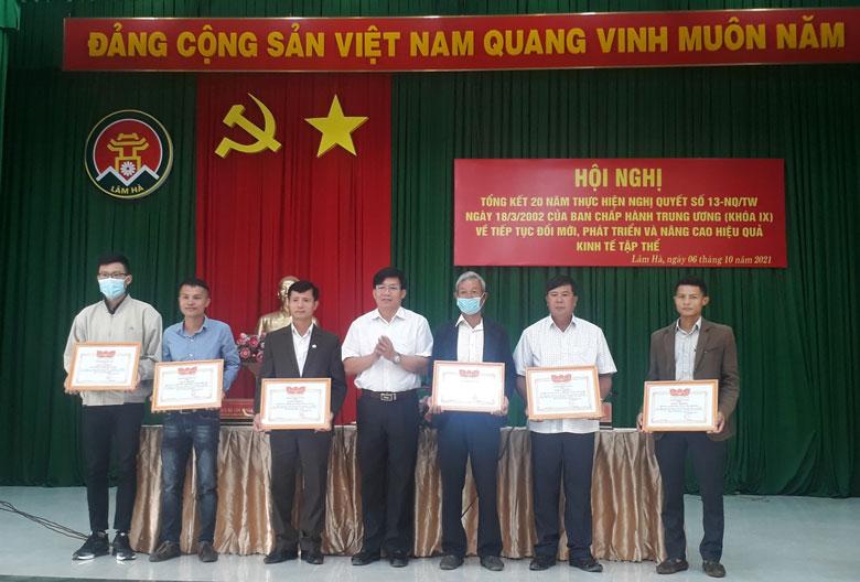 Ban Thường vụ Huyện ủy Lâm Hà tặng giấy khen cho các tập thể và cá nhân đã có thành tích xuất sắc trong thực hiện việc “Tiếp tục đổi mới, phát triển và nâng cao hiệu quả kinh tế tập thể” trên địa bàn thời gian qua