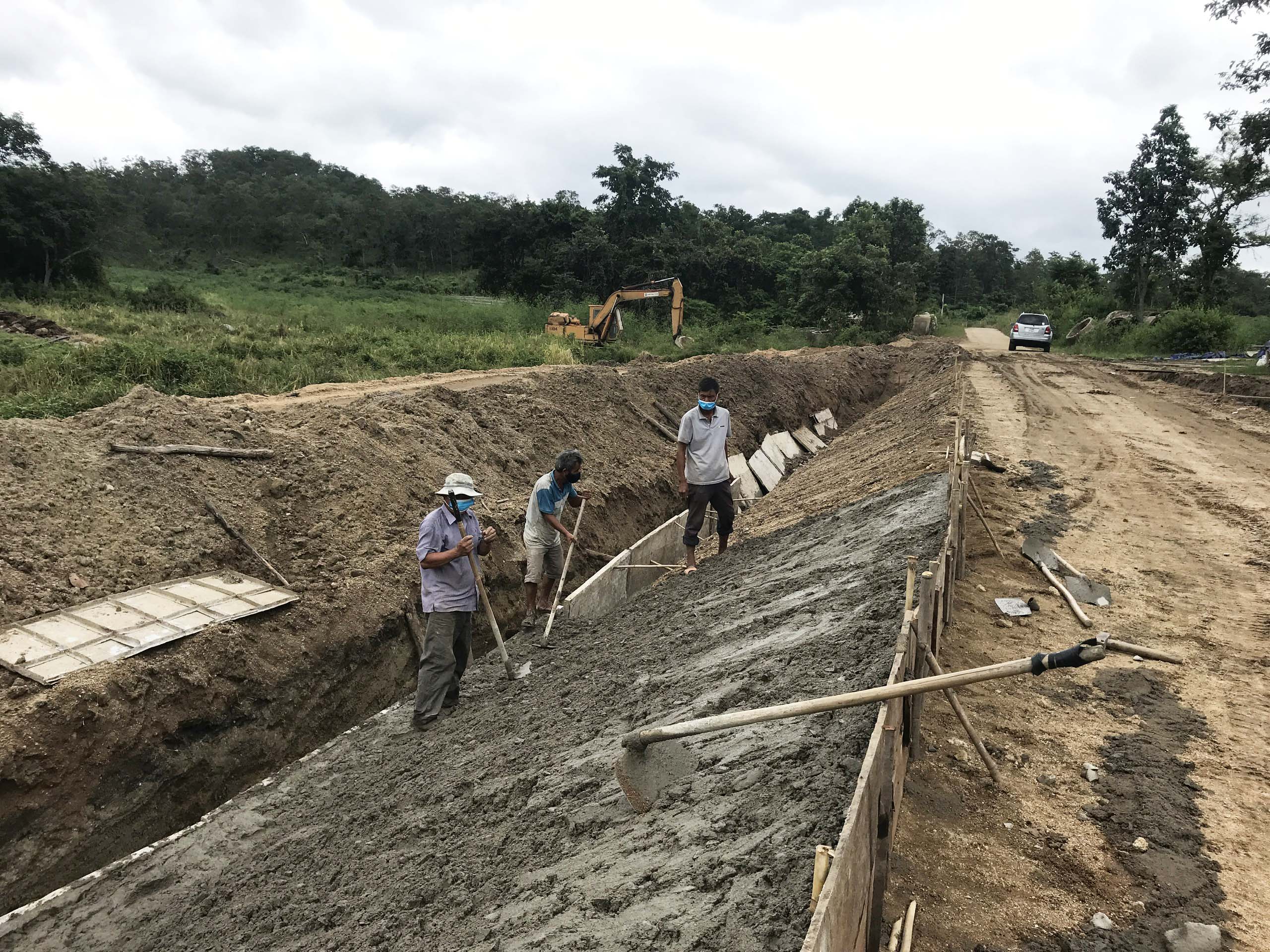 Thi công đường vào làng Hrách (xã Đak Kơ Ning, huyện Kông Chro). Ảnh: Nguyễn Diệp