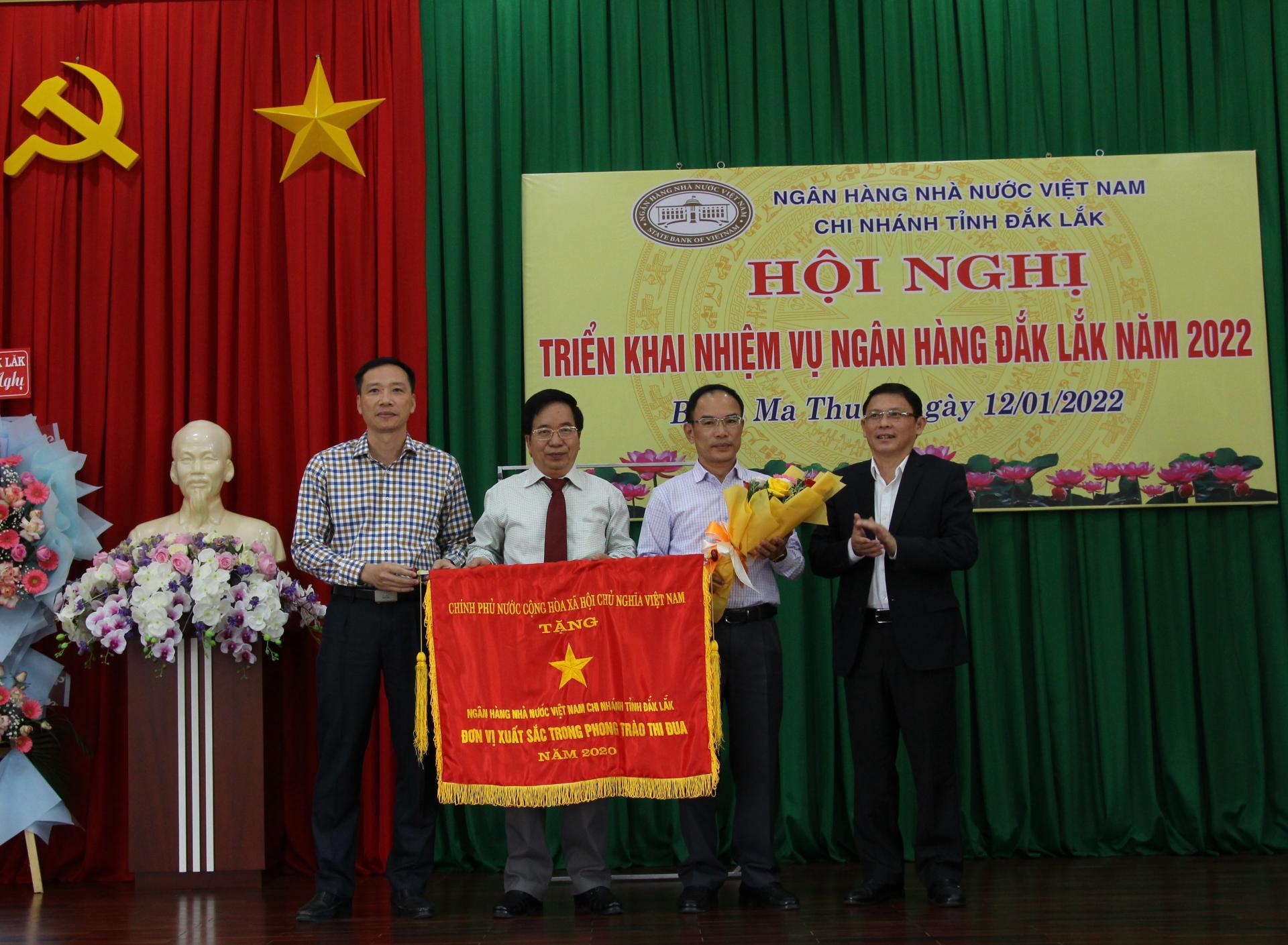 Phó Chủ tịch Thường trực UBND tỉnh Nguyễn Tuấn Hà tặng Cờ thi đua của Chính phủ cho tập thể Ngân hàng Nhà nước chi nhánh Đắk Lắk