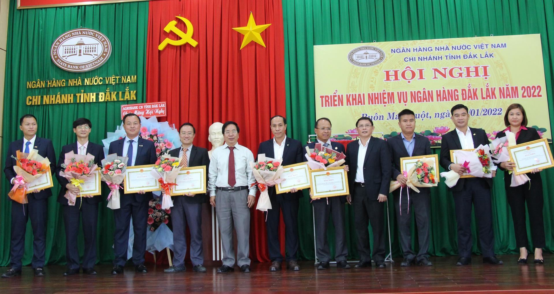Đại diện các chi nhánh ngân hàng trên địa bàn tỉnh nhận Bằng khen của Chủ tịch UBND tỉnh