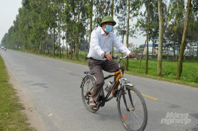 Ông Tiến mỗi ngày đạp trung bình 40km để làm khuyến nông không công. Ảnh: Dương Đình Tường.