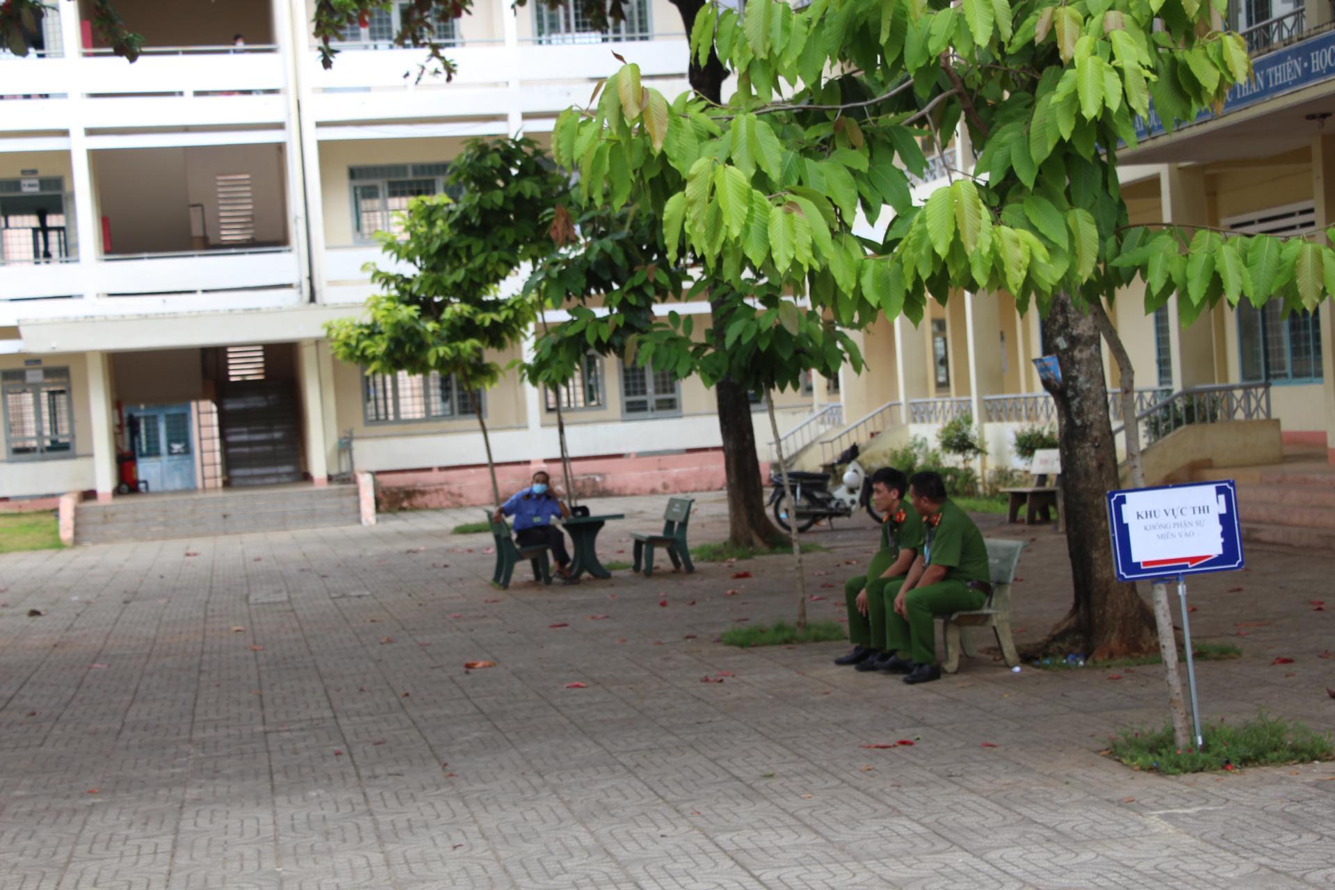 Lực lượng an ninh tham gia bảo vệ Điểm thi Trường THPT Chu Văn An (hình minh họa)