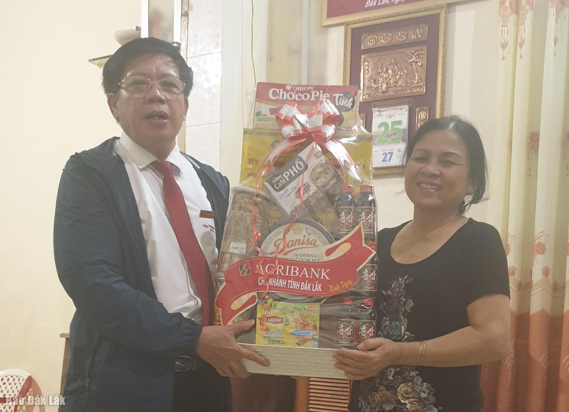 Bà Võ Thị Vân (con gái Mẹ Việt Nam Anh hùng Huỳnh Thị Qua) thay mặt gia đình nhận quà và tiền phụng dưỡng của Agribank Đắk Lắk