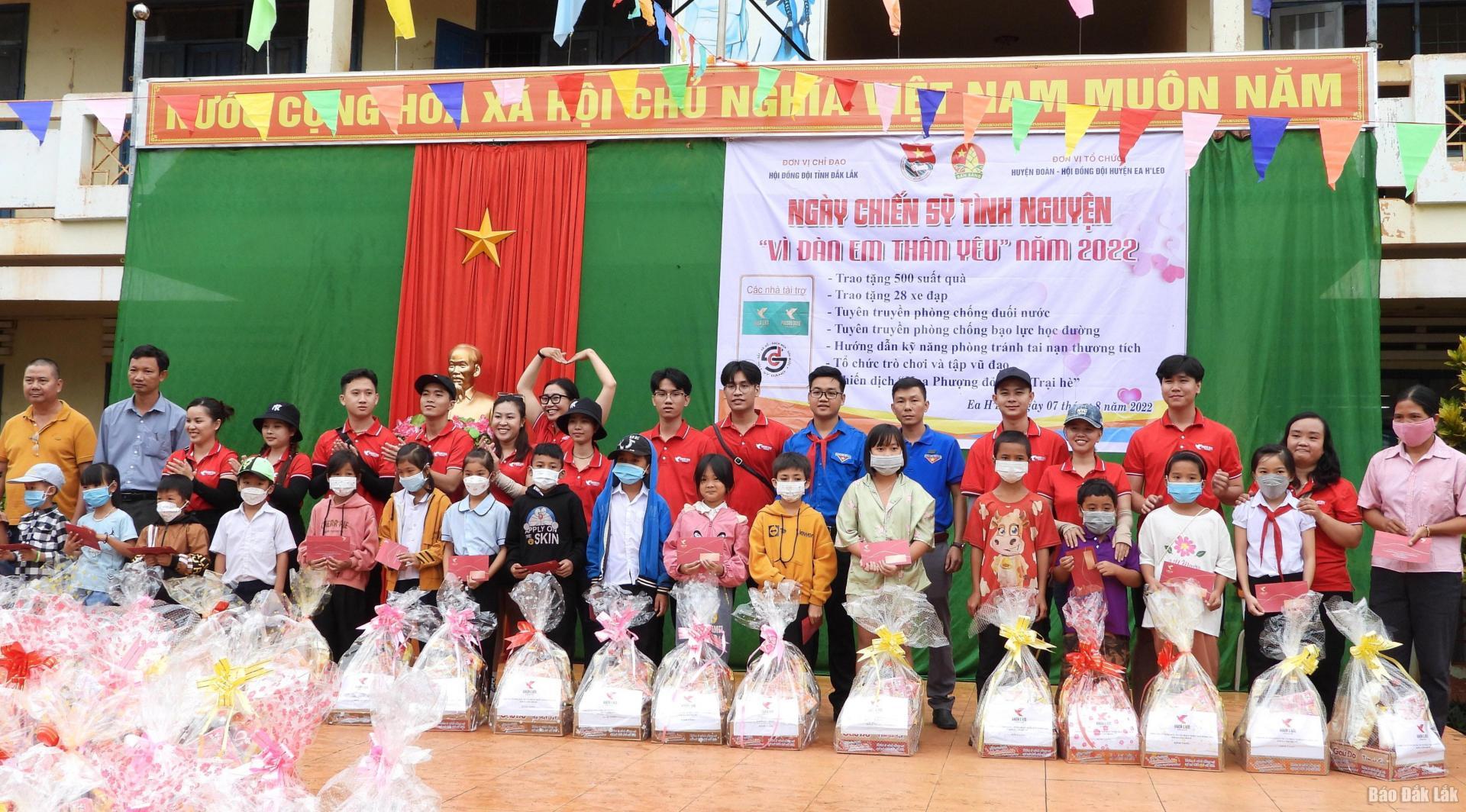 tặng quà cho học sinh có hoàn cảnh khó khăn tại xã Ea Hleo.