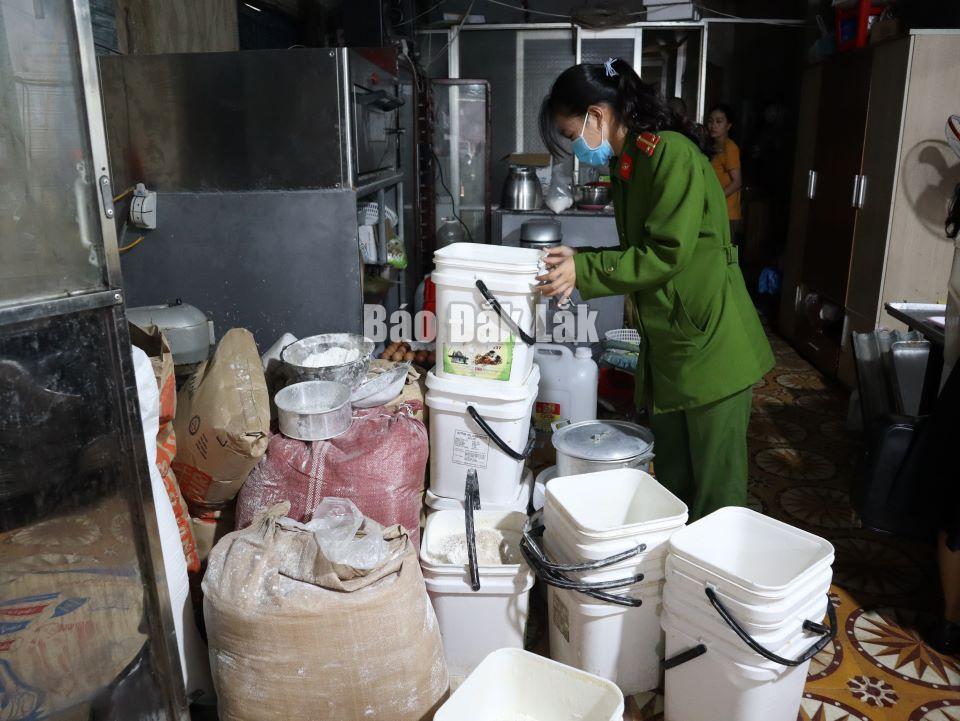 Thành viên Đoàn liên ngành của UBND TP. Buôn Ma Thuột kiểm tra khu vực để nguyên liệu tại cơ sở sản xuất bánh mì Đức Chính trong sáng 5/9/2022.